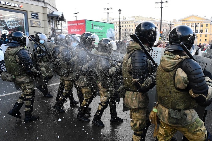 Errusiako Polizia San Petersburgoko manifestazioan. (Olga MALTSEVA/AFP)