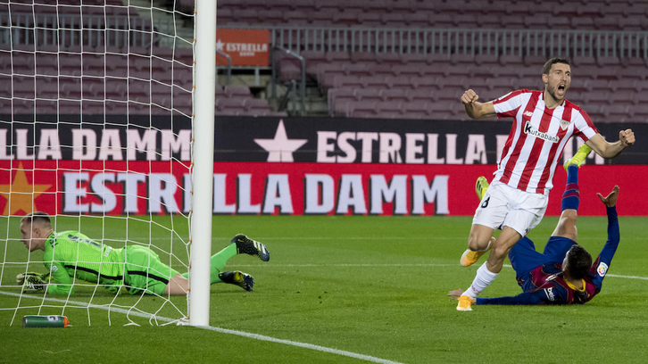La aparición de De Marcos provocó el gol en propia puerta de Alba en el Camp Nou. (@AthleticClub)
