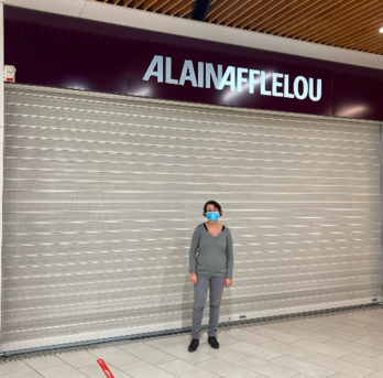 Marie Lehuédé devant sa boutique Alain Afflelou dans le centre commercial BAB2. © DR