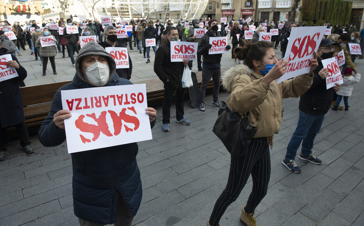 Protesta de los trabajadores hosteleros en Gasteiz. (Raúl BOGAJO/FOKU)