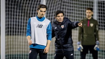 Córdoba recibe instrucciones de Marcelino en un entrenamiento en Lezama. (@AthleticClub)