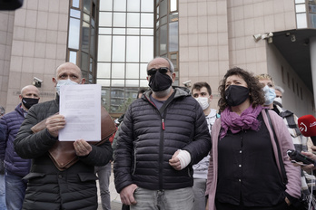 Javi Gómez, en el centro de la imagen, antes de poner la denuncia contra la Ertzaintza. (FOKU)