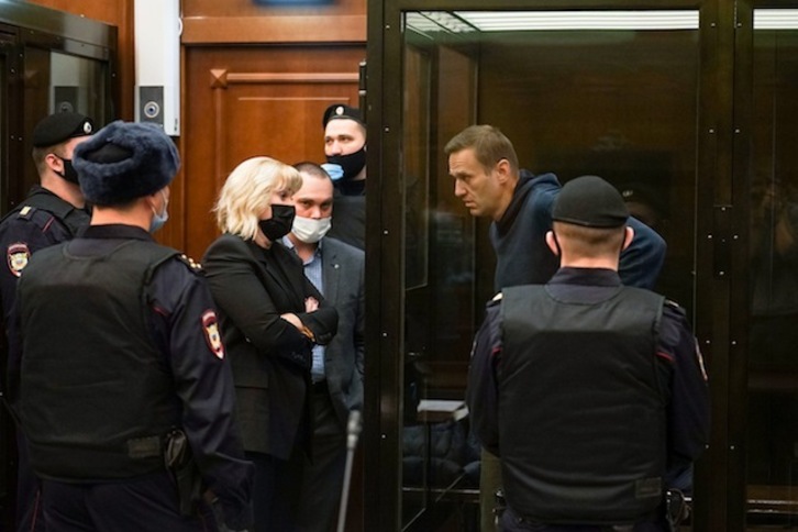 Navalny auzitegi gelako «arrainontzian» sartzen dute. (HANDOUT/ AFP)