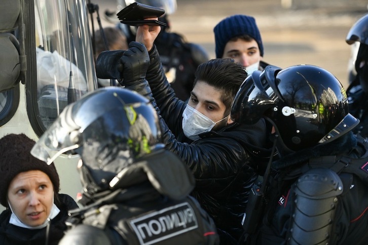 Jóvenes detenidos y hostigados por la policía en los exteriores del juicio a Navalny. (Kirill KUDRYAVTSEV/ AFP)