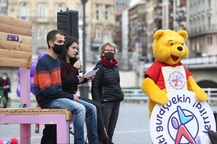 Larunbatean egingo den kalejiraren aurkezpena, Bilboko Arriaga Antzokiaren parean. (Aritz LOIOLA/FOKU)