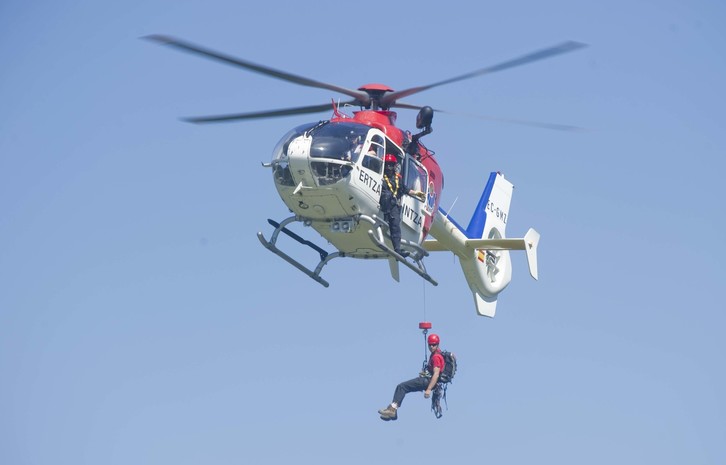 Uno de los helicópteros de la Ertzaintza. (Andoni CANELLADA/FOKU)