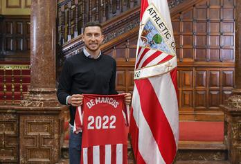 Elizegi con De Marcos firmando la renovación hasta 2022. (@AthleticClub)