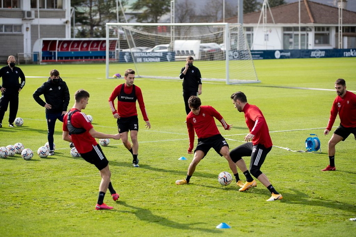 Varios jugadores rojillos en la sesión de entrenamiento en Tajonar. (OSASUNA)