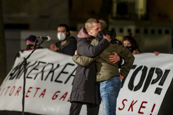 Barbado eta Zelaia, epaiketa hasi aurretik egin zen mobilizazio batean. (Jaizki FONTANEDA/FOKU)