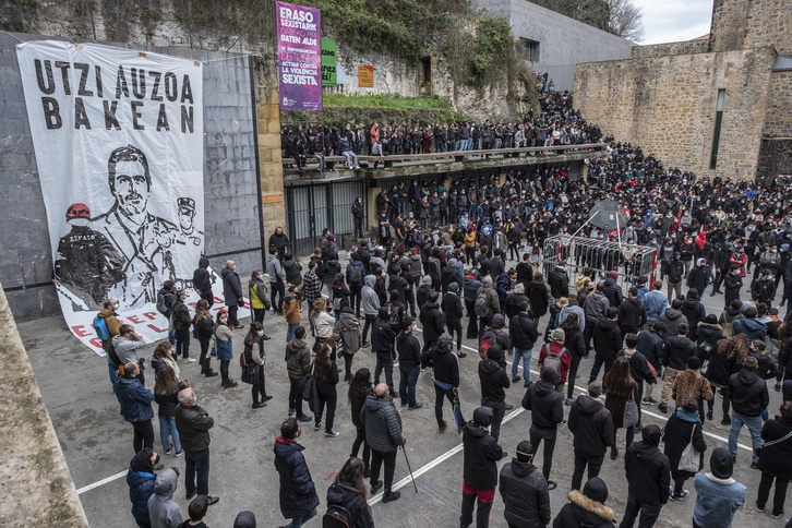 Ertzaintzaren kargak salatzeko Donostiako Alde Zaharreko gazteek egin zuten mobilizazioa. (Jon URBE/FOKU)