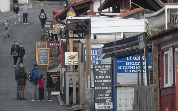 Imagen de las ventas de Ibardin, cuyas tiendas y restaurantes se nutren de clientela de Ipar Euskal Herria. (Jagoba MANTEROLA/FOKU)