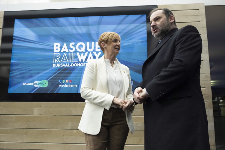 La consejera Tapia y el ministro Ábalos, en una jornada sobre el TAV hace un año en Donostia. (Jon URBE | FOKU)