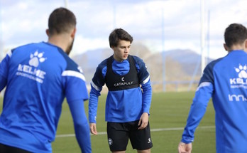 Pellestri ha entrenado por primera vez con los que serán sus compañeros el resto de la temporada. (ALAVÉS)