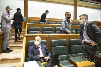 Parlamentarios de EH Bildu conversan con miembros del Gobierno antes de comenzar la comisión. (Raúl BOGAJO/FOKU)