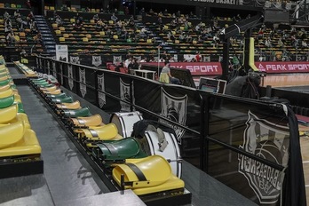Las gradas del Bilbao Arena, con un rastro de público al inicio de la temporada. Pero hace ya meses que nadie puede ir a los pabellones. (Marisol RAMÍREZ / FOKU)