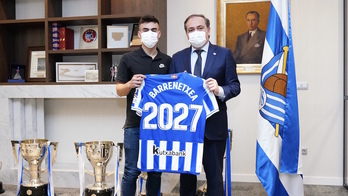 Ander Barrenetxea posa con Aperribay tras firmar su nuevo contrato. (REAL SOCIEDAD)