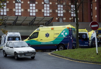 Varias ambulancias de Osakidetza, aparcadas en el Hospital de Basurto.    (Luis JAUREGIALTZO I FOKU)