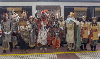 Los Reyes llegan a Gasteiz en tren el 5 de enero de 2018. (Juanan RUIZ | FOKU)