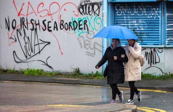 Pintadas contra la instauración de la frontera en el Mar de Irlanda. (Paul FAITH/AFP) 