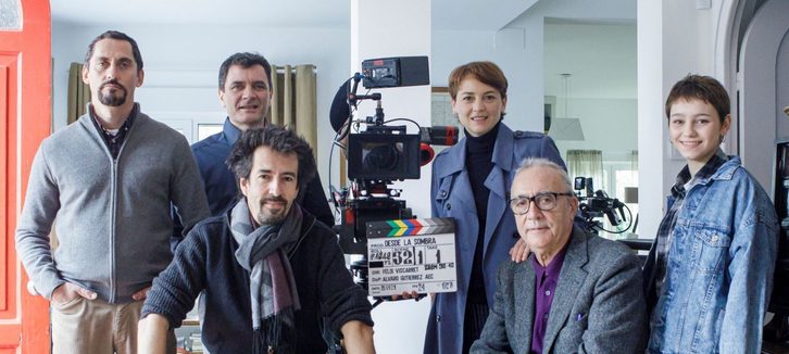 Félix Viscarret junto al escritor Juan José Millás y parte del reparto de 'Desde la sombra'. (TORNASOL)