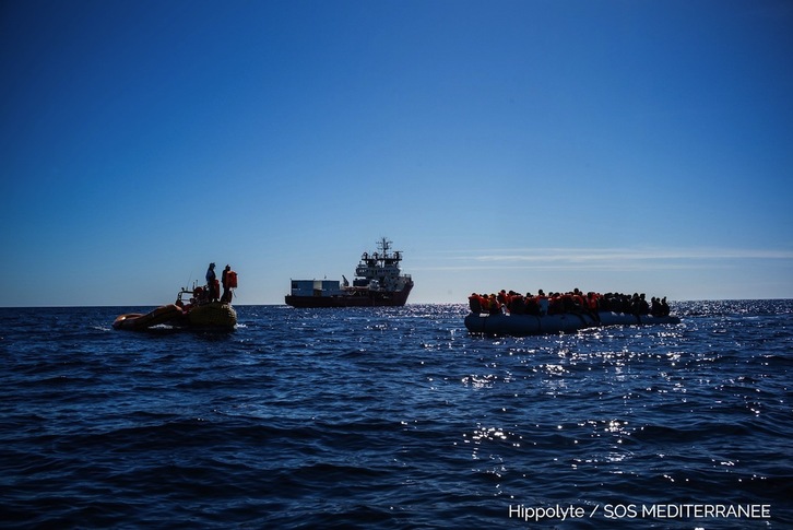 Imagen de un rescate de SOS Mediterranée en el Mediterráneo Central. (Hippolyte/SOS MEDITERRANEE)