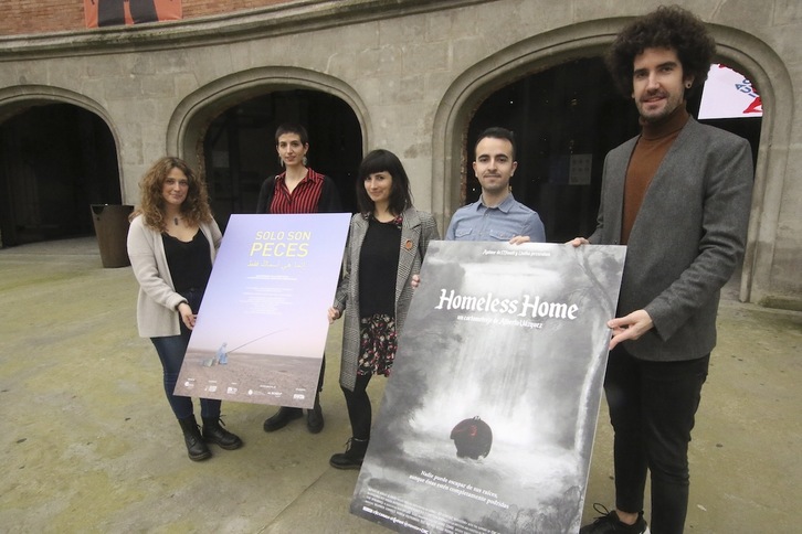 Los equipos de los dos cortometrajea, ambos nominados a los Goya, posan ante la Alhóndiga bilbaina. (Oskar MATXIN / FOKU)