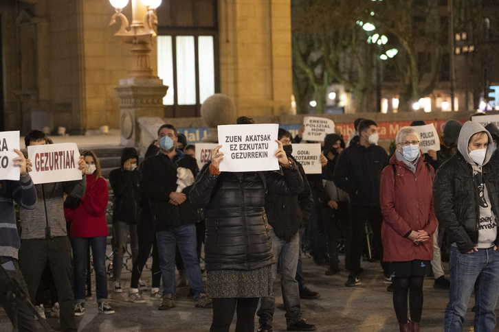 ‘Zuen gezurren aurrean, ez gara isilduko’ lelopean egindako elkarretaratzearen une bat. (Gorka RUBIO/FOKU)