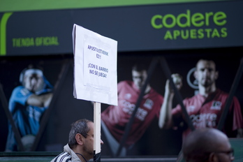 Protesta contra las casas de apuestas en el barrio de Sanduzelai. (Iñigo URIZ/FOKU)