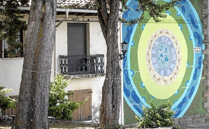 Las paredes multicolores del Hostal Ramón y Cajal contrastan con las sobrias calles del resto del enclave. (Jagoba MANTEROLA/FOKU)