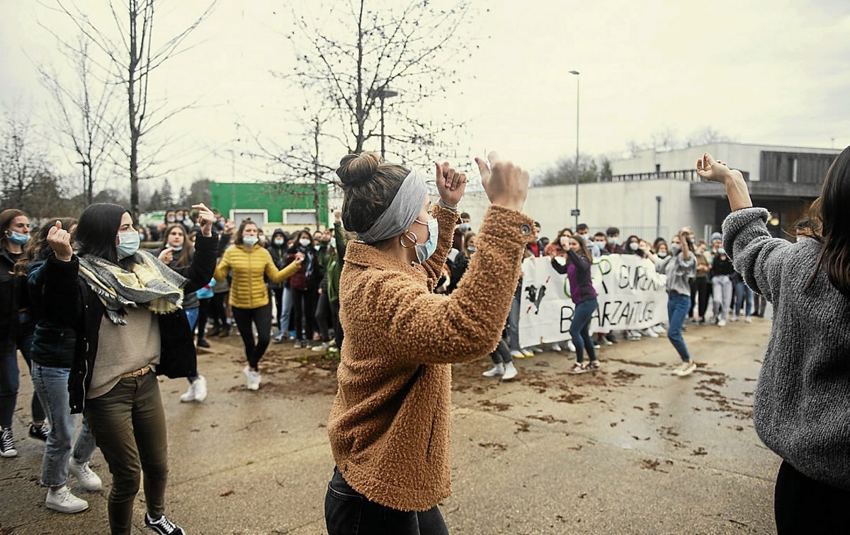 Euskal Herrian Bizitzeko Eskubidearen Alde | Iritzia | GARA Euskal ...