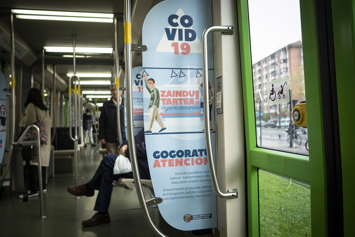 Carteles informativos en el tranvia de Gasteiz sobre las medidas a adoptar ante el covid-19. (Endika PORTILLO/FOKU)