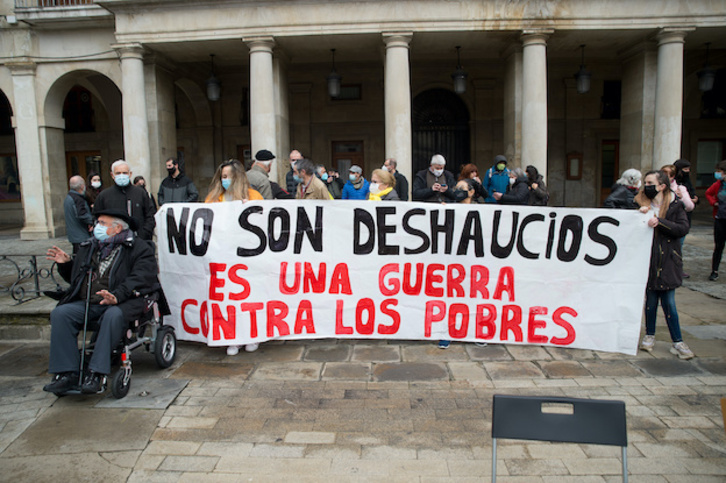 Movilizacón de los vecinos de Olarizu frente a la Casa Consistorial de Gasteiz. (Iñigo URIZ/FOKU)