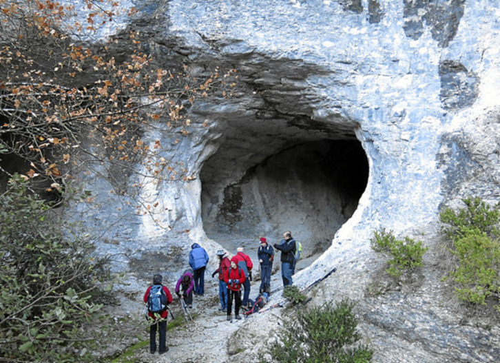 Acceso a la cueva de Basaura.