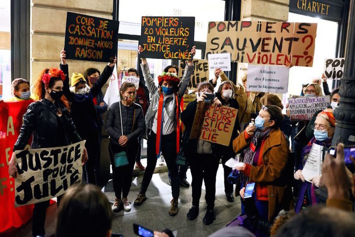 Movilización en un tribunal parisino de distintos colectivos feministas para denunciar el caso de Julie. (Thomas SAMSON/AFP)