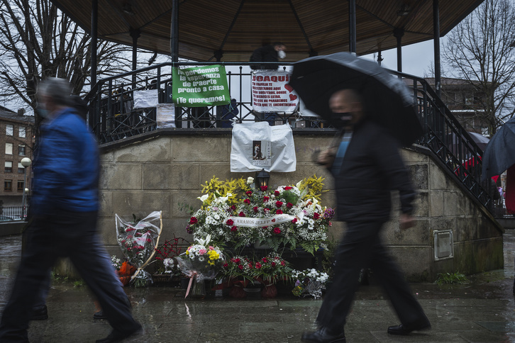 Flores en Zalla para recordar a su vecino Joaquín Beltrán. (Aritz LOIOLA/FOKU)