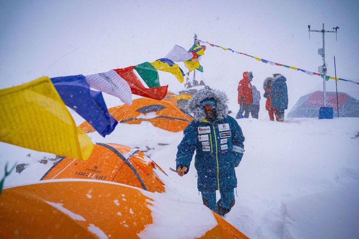 Alex Txikon, en el campamento base del Manaslu durante la expedición de este invierno. (ALEX TXIKON)