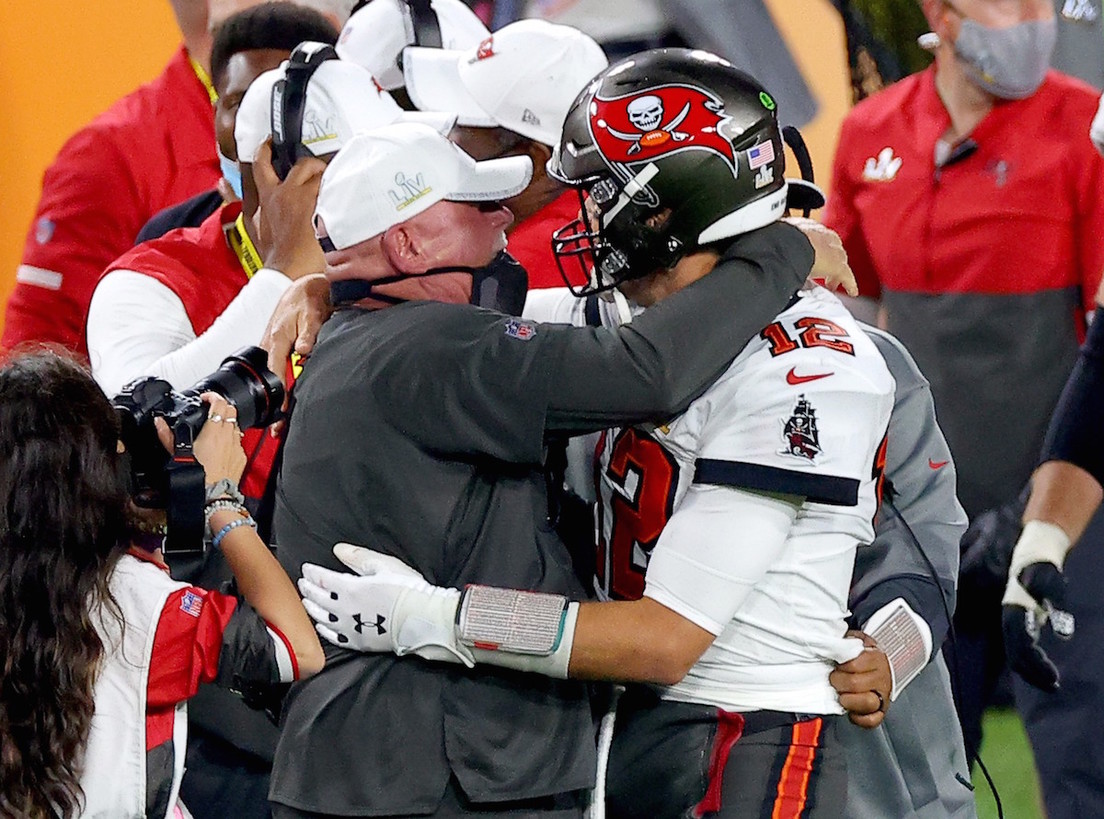 El entrenador de Tampa, Bruce Arians, se abraza con Tom Brady. (Kevin C. COX / AFP)