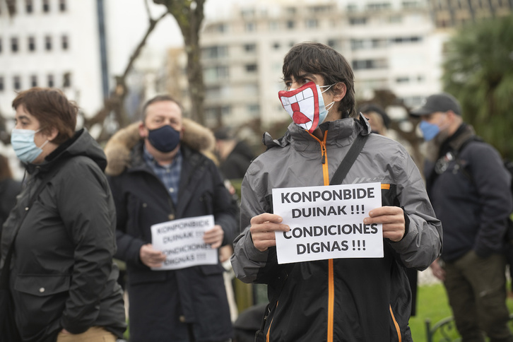 Eneko Goiari emandako hitza betetzeko eskatu diote Donostiako ostalariek gaur goizean. (Juan Carlos RUIZ/FOKU)