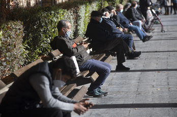 Personas toman el sol guardando las distancias en Tutera. (Jagoba MANTEROLA | FOKU)