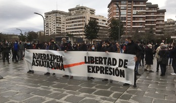 Concentración en apoyo a las doce personas investigadas por el acto del pasado 12 de octubre en Iruñea.