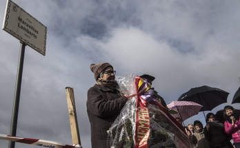 Josefina, la hermana de Maravillas Lamberto, durante la inauguración de la plaza con su nombre. (Iñigo URIZ/FOKU)