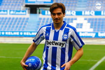 Iñigo Córdoba posa con la que será su camiseta para lo que resta de temporada. (ALAVÉS)