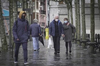 Personas paseando con mascarillas para protegerse del coronavirus. (Gorka RUBIO/FOKU)