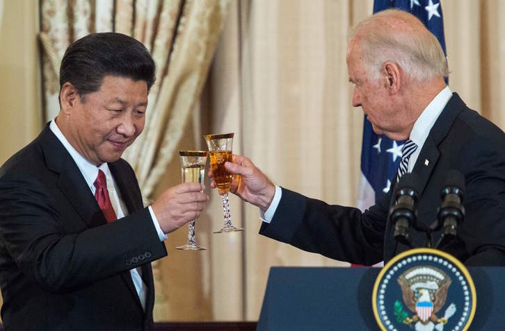 Xi Jinping junto a Joe Biden en una imagen de archivo. (Paul J. RICHARDS/AFP)