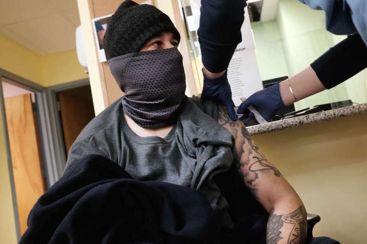 Vacunación en el Bronx neoyorkino. (Spencer PLATT | AFP)