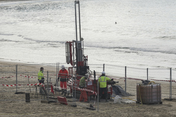 Labores de cata en la playa de La Concha para las obras del metro. (Andoni CANELLADA/FOKU)