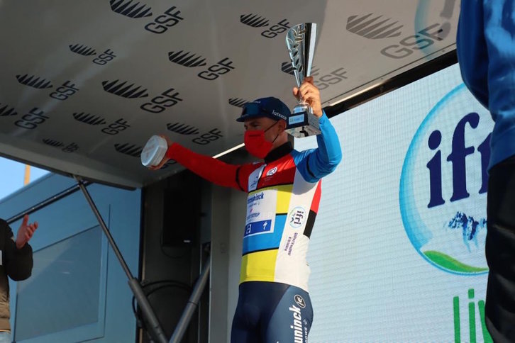 Davide Ballerini, en el podio con el maillot de líder del Tour de la Provence. (DECEUNINCK)