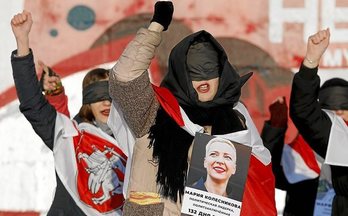 Una activista con los ojos tapados en una protesta. (AFP)