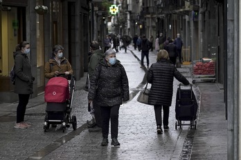 Personas paseando con la mascarilla para protegerse del coronavirus. (Gorka RUBIO/FOKU)