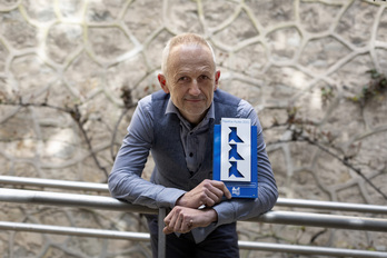 David Campion, presidente de la Mancomunidad de Iruñerria, con las tres pajaritas de Aspapel. (MANCOMUNIDAD DE IRUÑERRIA)